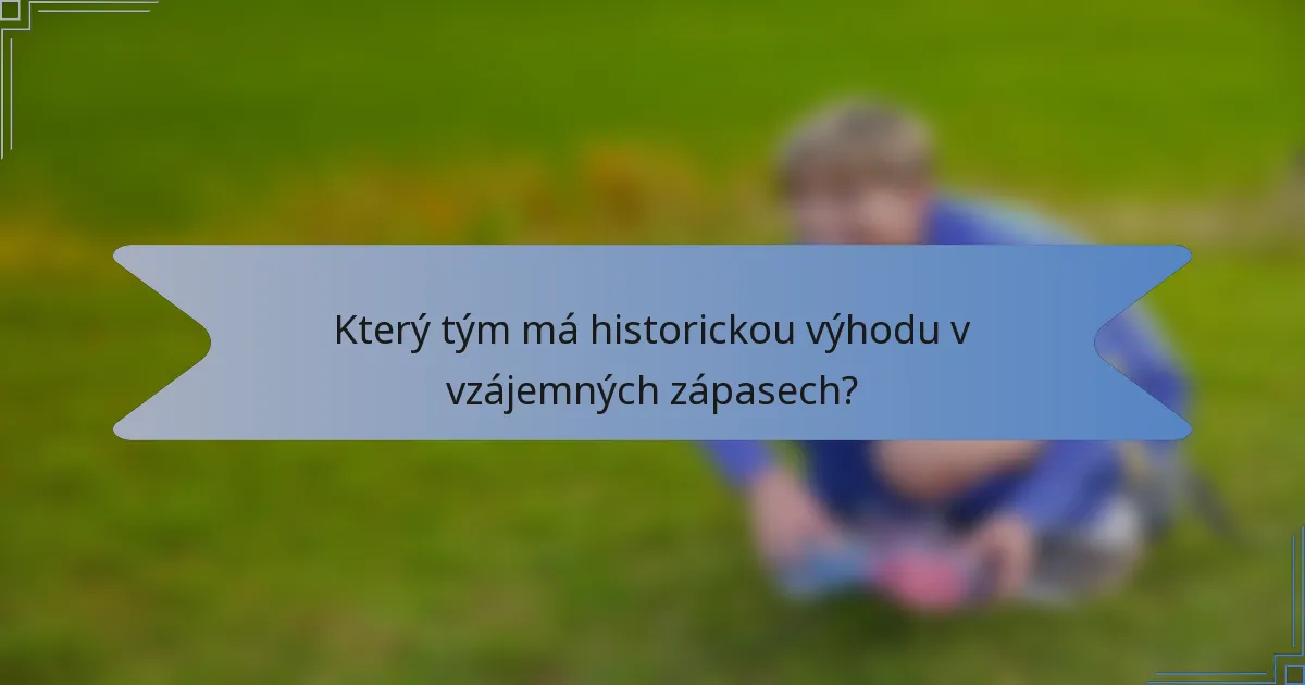 Který tým má historickou výhodu v vzájemných zápasech?